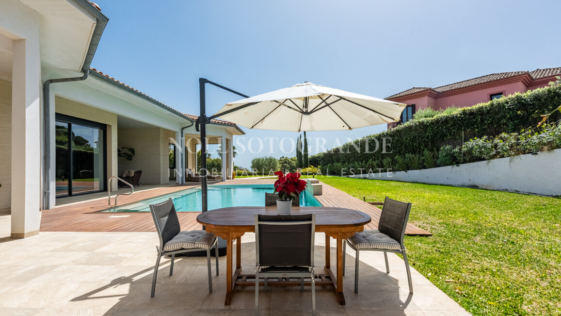 American-style open-plan layout Bungalow in Sotogrande Alto for sale