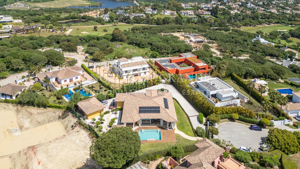 American-style open-plan layout Bungalow in Sotogrande Alto for sale