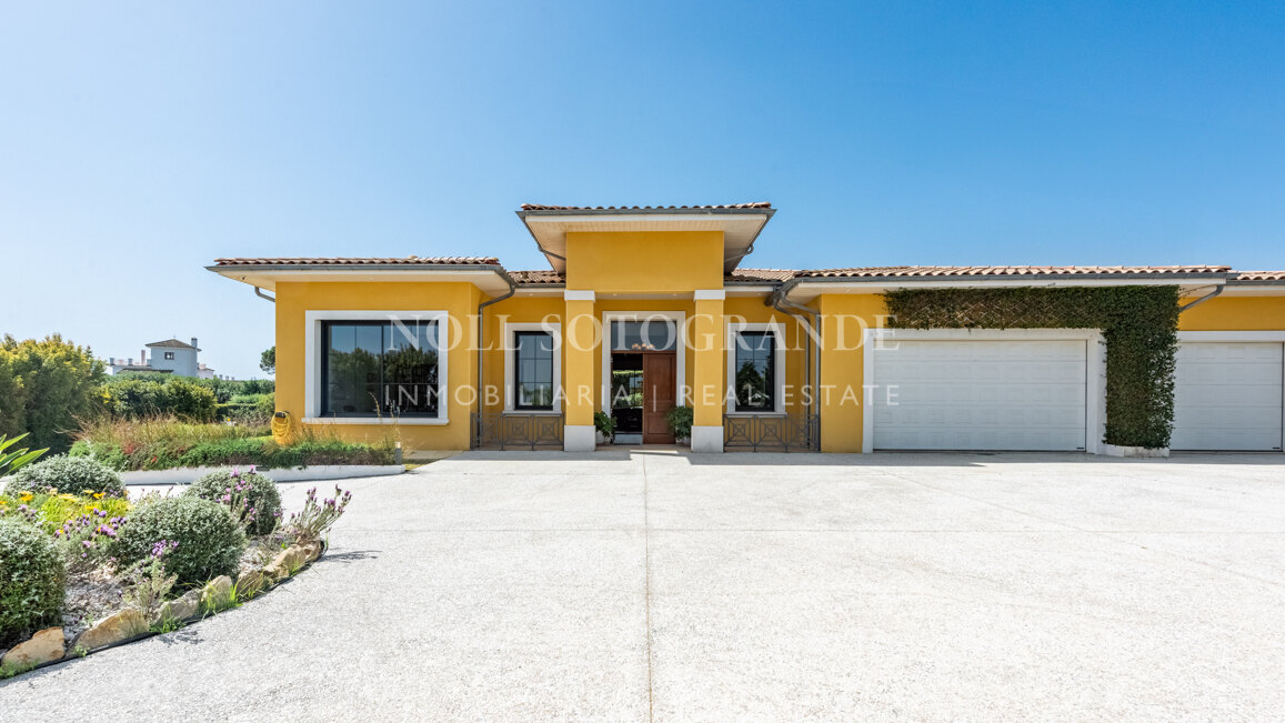 American-style open-plan layout Bungalow in Sotogrande Alto for sale