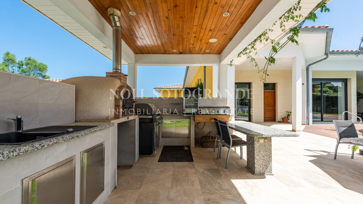 American-style open-plan layout Bungalow in Sotogrande Alto for sale