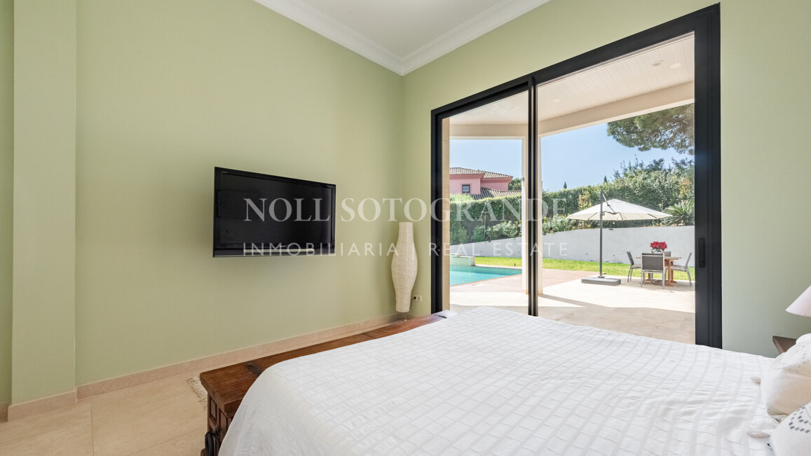 American-style open-plan layout Bungalow in Sotogrande Alto for sale