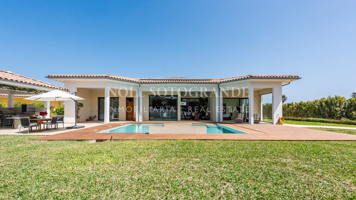 American-style open-plan layout Bungalow in Sotogrande Alto for sale