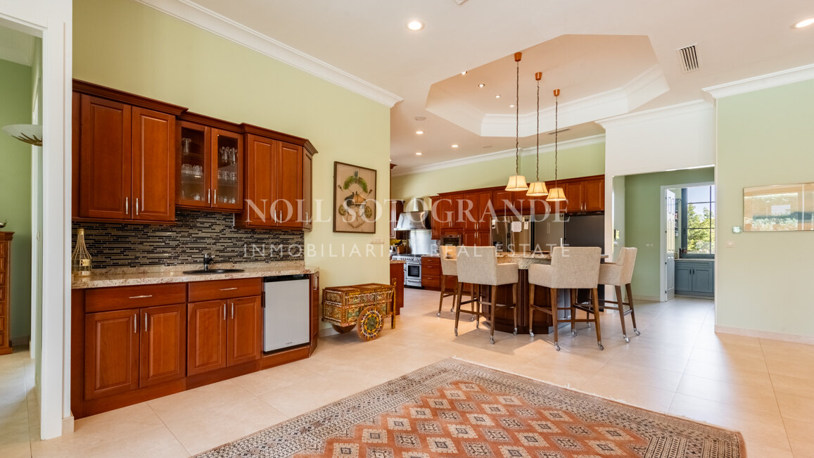 American-style open-plan layout Bungalow in Sotogrande Alto for sale