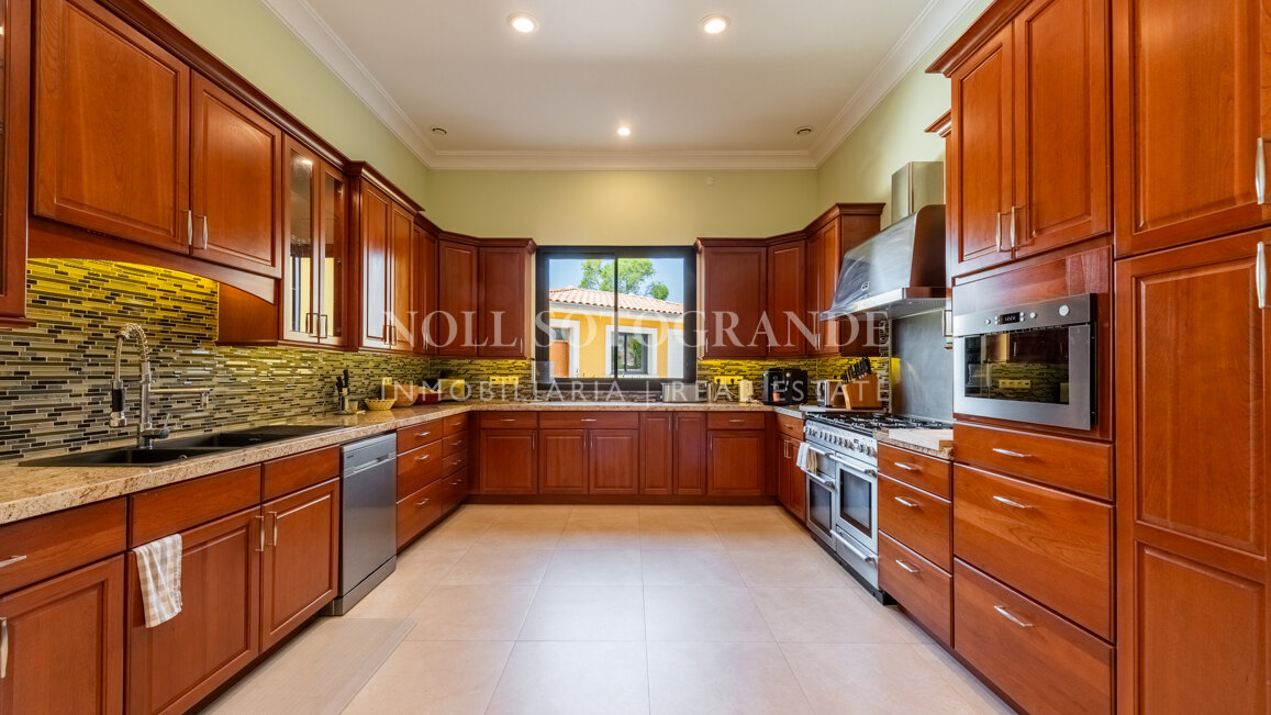 American-style open-plan layout Bungalow in Sotogrande Alto for sale