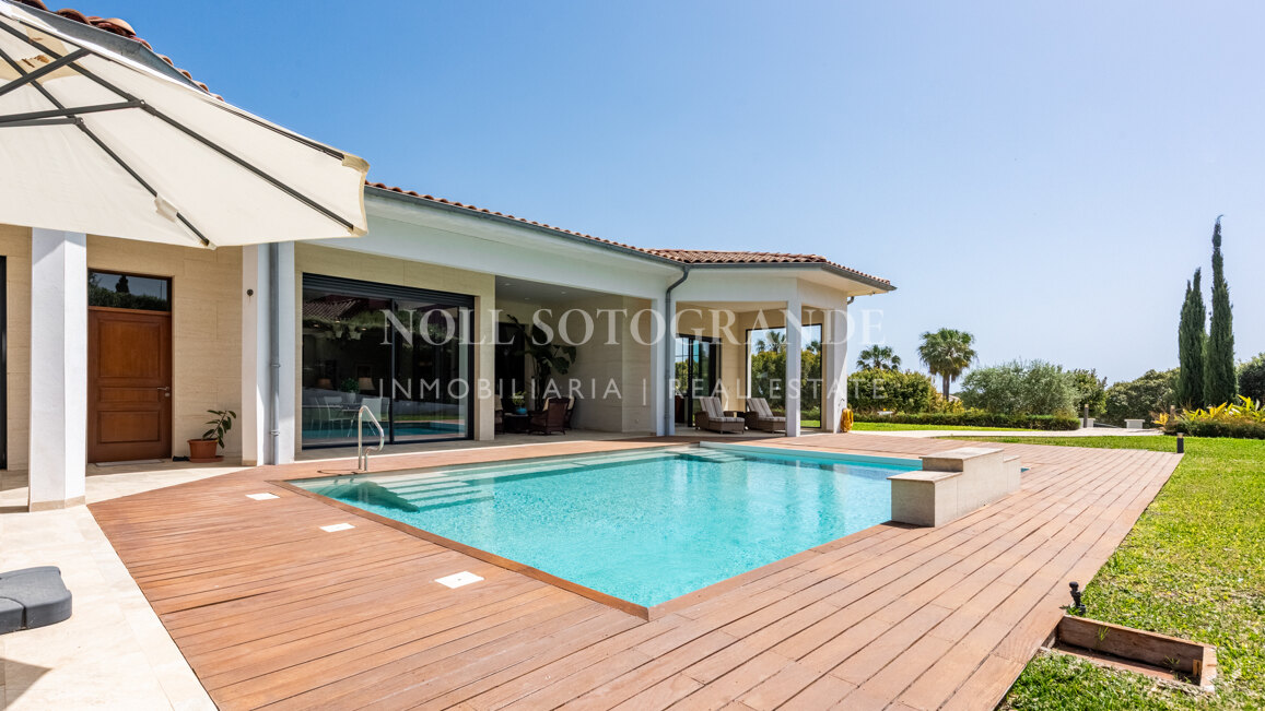 American-style open-plan layout Bungalow in Sotogrande Alto for sale