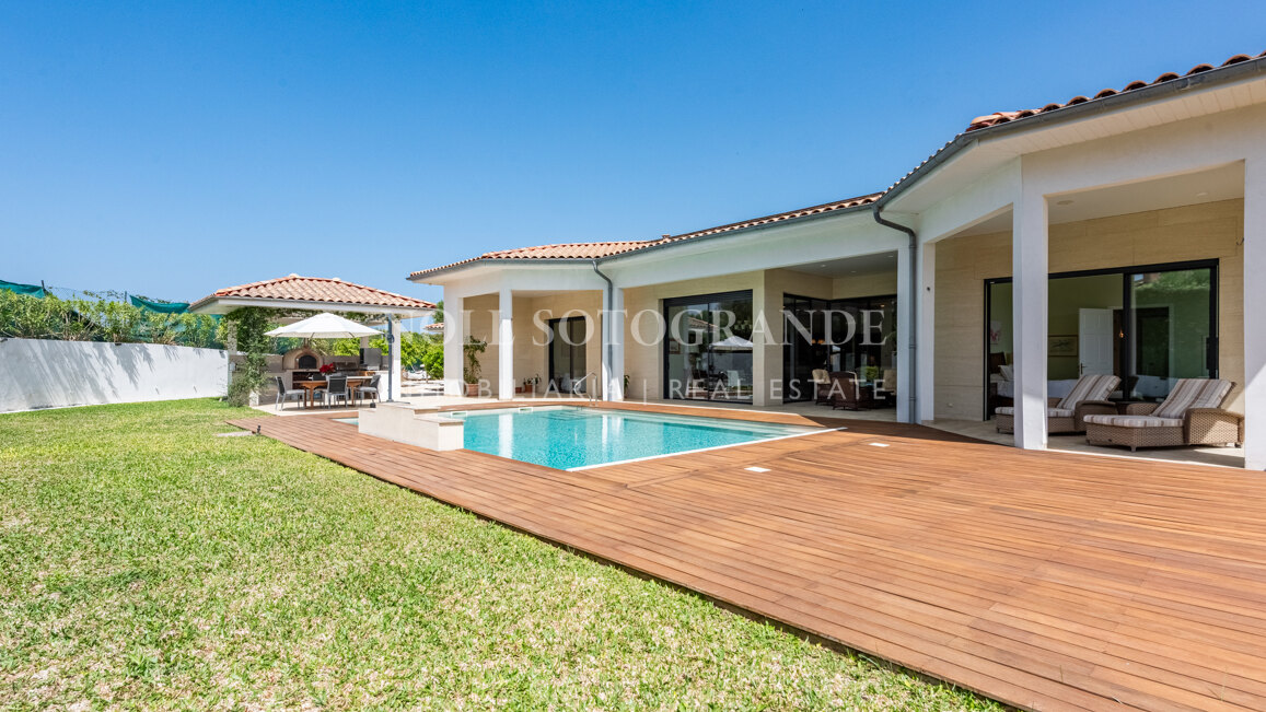 American-style open-plan layout Bungalow in Sotogrande Alto for sale
