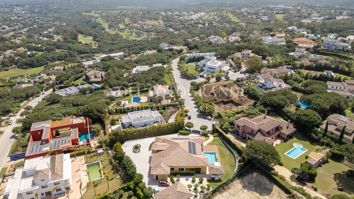 American-style open-plan layout Bungalow in Sotogrande Alto for sale