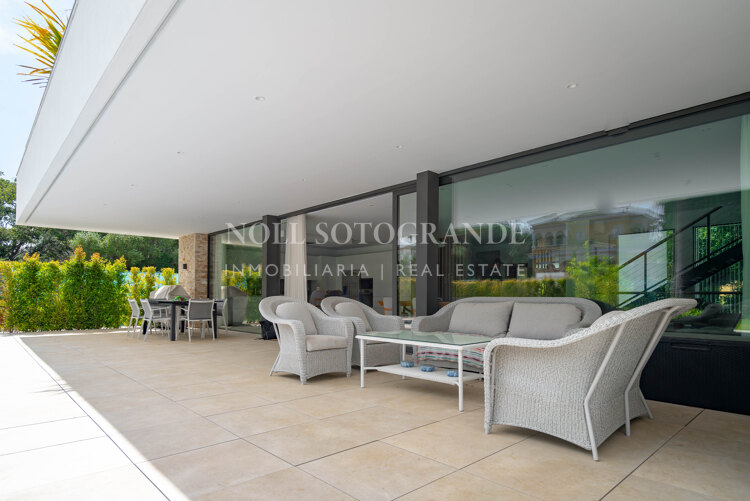 Villa moderna de 5 dormitorios en Sotogrande Costa con piscina disponible para alquiler vacacional