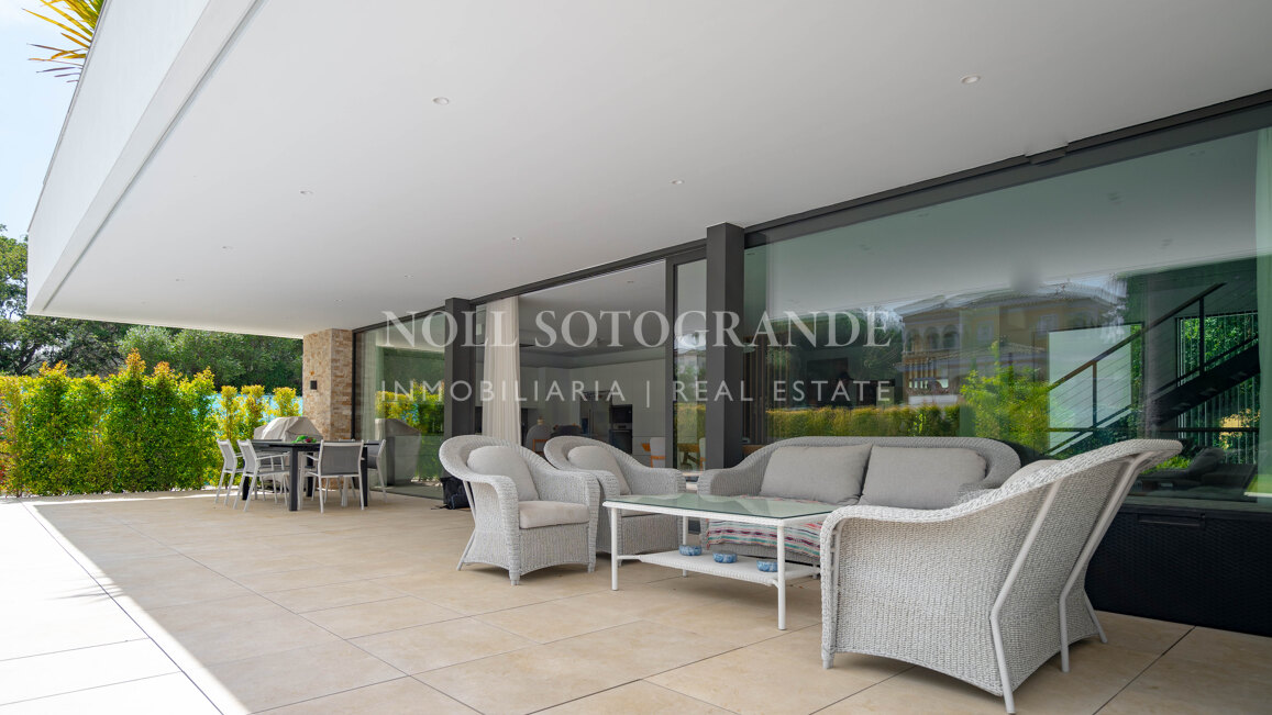 Villa moderna de 5 dormitorios en Sotogrande Costa con piscina disponible para alquiler vacacional