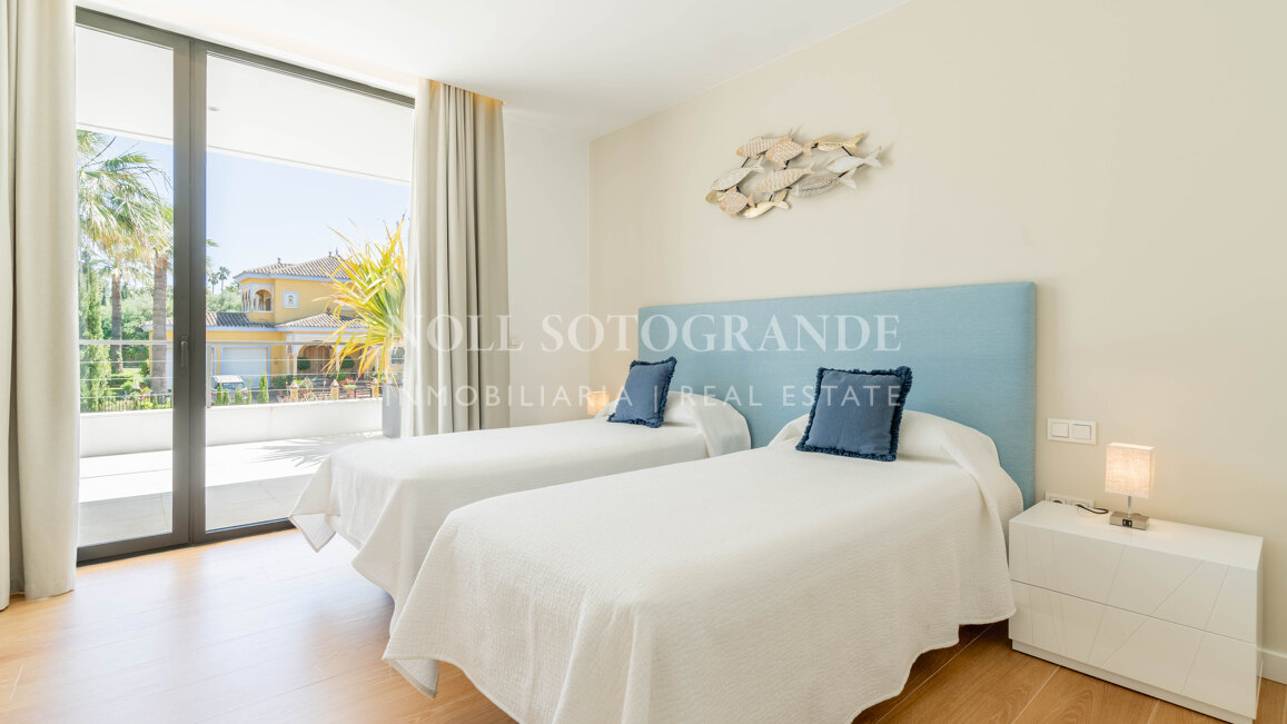 Villa moderna de 5 dormitorios en Sotogrande Costa con piscina disponible para alquiler vacacional