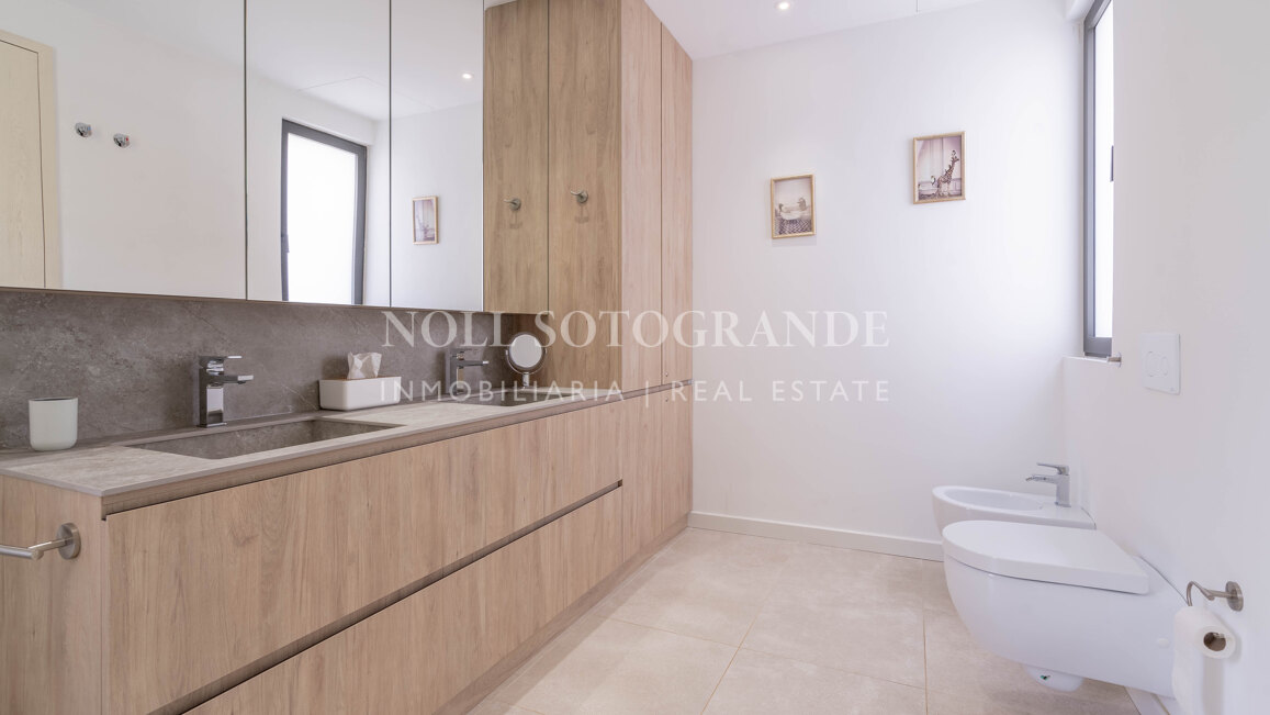 Villa moderna de 5 dormitorios en Sotogrande Costa con piscina disponible para alquiler vacacional