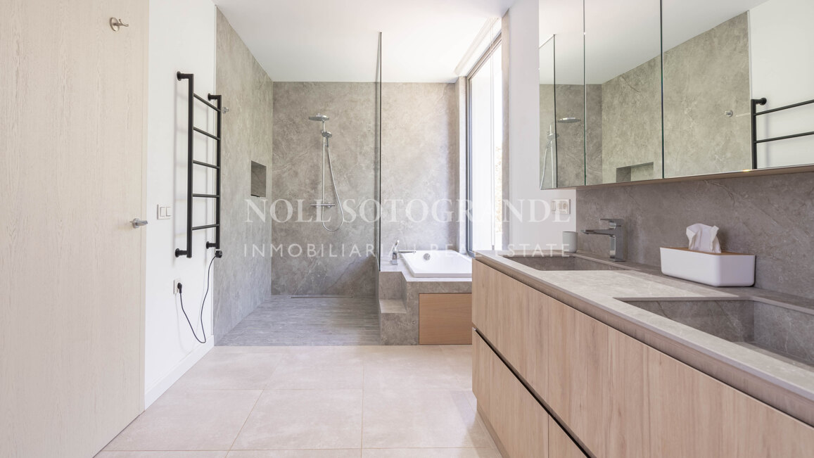 Villa moderna de 5 dormitorios en Sotogrande Costa con piscina disponible para alquiler vacacional