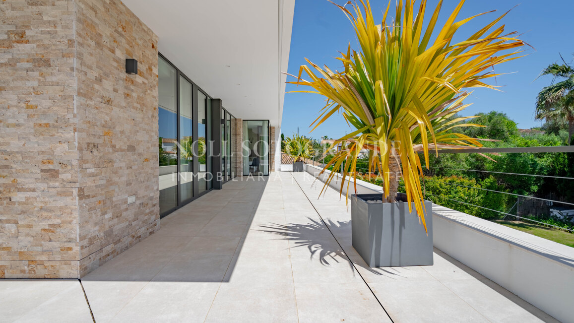 Villa moderna de 5 dormitorios en Sotogrande Costa con piscina disponible para alquiler vacacional