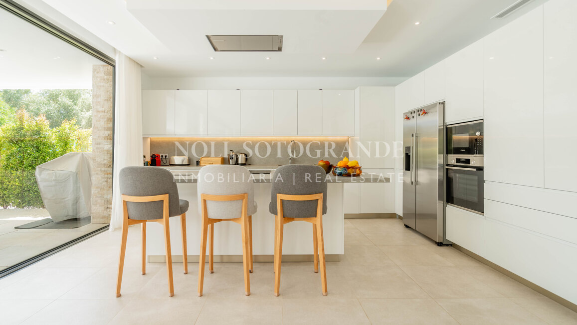 Villa moderna de 5 dormitorios en Sotogrande Costa con piscina disponible para alquiler vacacional