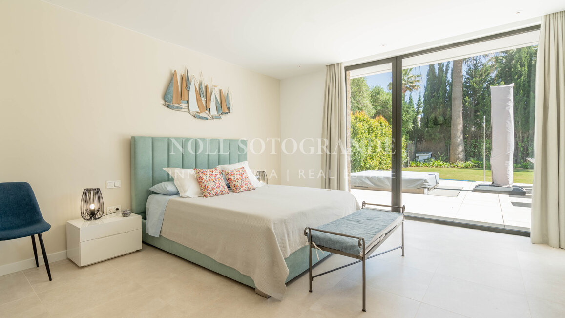 Villa moderna de 5 dormitorios en Sotogrande Costa con piscina disponible para alquiler vacacional