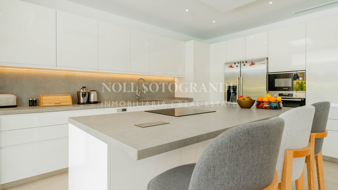 Villa moderna de 5 dormitorios en Sotogrande Costa con piscina disponible para alquiler vacacional