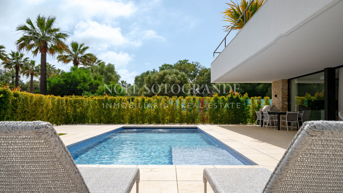Villa moderna de 5 dormitorios en Sotogrande Costa con piscina disponible para alquiler vacacional
