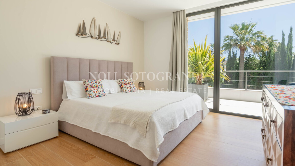 Villa moderna de 5 dormitorios en Sotogrande Costa con piscina disponible para alquiler vacacional