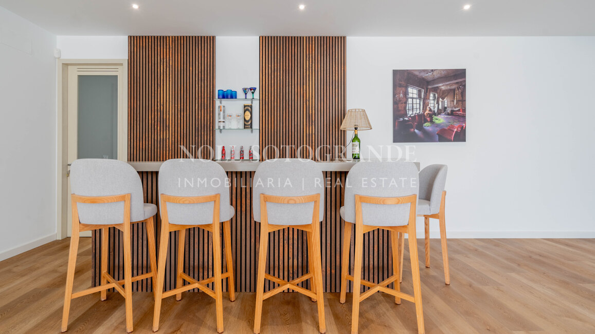 Villa moderna de 5 dormitorios en Sotogrande Costa con piscina disponible para alquiler vacacional
