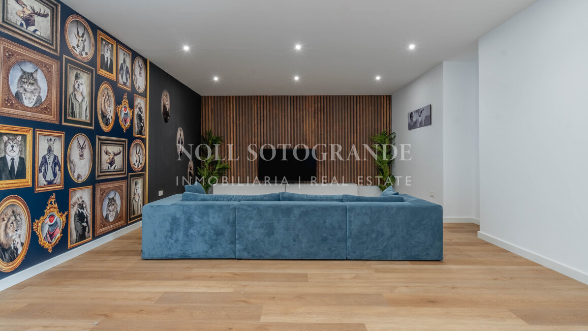 Villa moderna de 5 dormitorios en Sotogrande Costa con piscina disponible para alquiler vacacional
