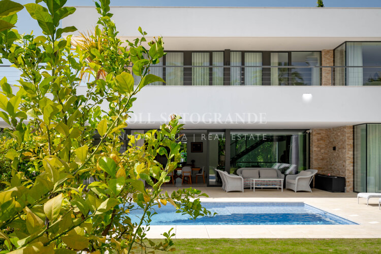 Villa moderna de 5 dormitorios en Sotogrande Costa con piscina disponible para alquiler vacacional