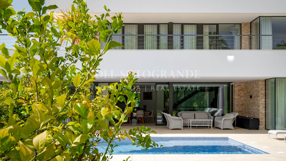 Villa moderna de 5 dormitorios en Sotogrande Costa con piscina disponible para alquiler vacacional