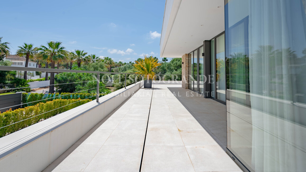 Villa moderna de 5 dormitorios en Sotogrande Costa con piscina disponible para alquiler vacacional