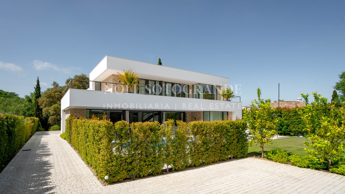 Villa moderna de 5 dormitorios en Sotogrande Costa con piscina disponible para alquiler vacacional