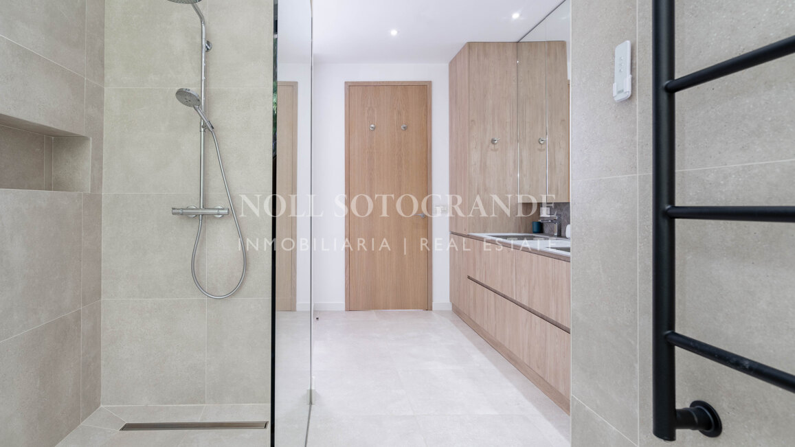 Villa moderna de 5 dormitorios en Sotogrande Costa con piscina disponible para alquiler vacacional