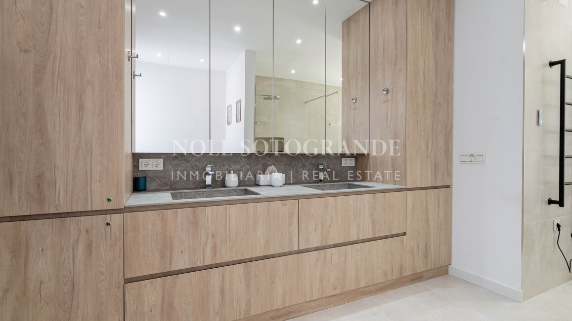 Villa moderna de 5 dormitorios en Sotogrande Costa con piscina disponible para alquiler vacacional