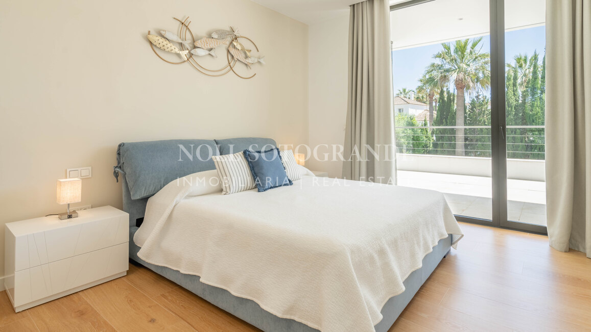 Villa moderna de 5 dormitorios en Sotogrande Costa con piscina disponible para alquiler vacacional