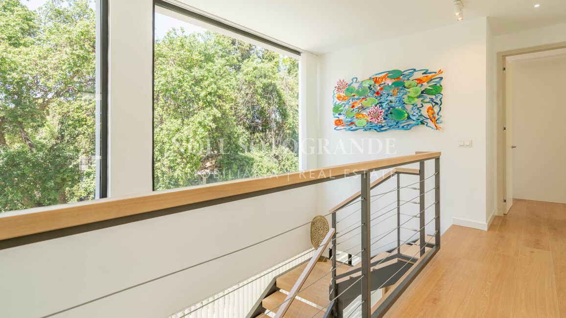 Villa moderna de 5 dormitorios en Sotogrande Costa con piscina disponible para alquiler vacacional