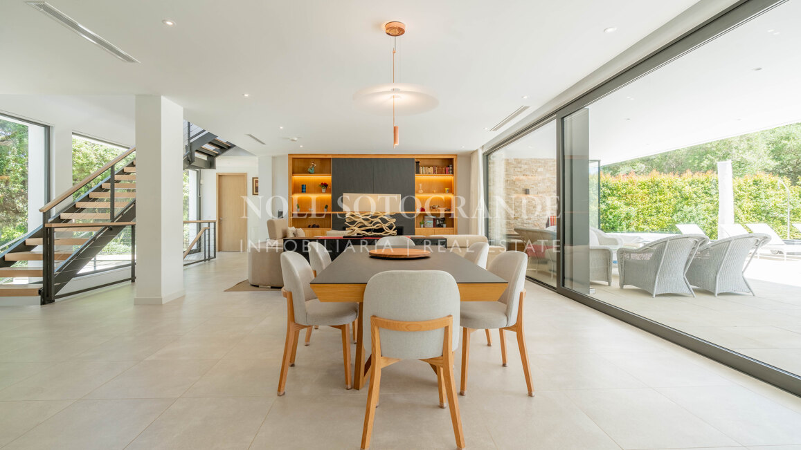 Villa moderna de 5 dormitorios en Sotogrande Costa con piscina disponible para alquiler vacacional