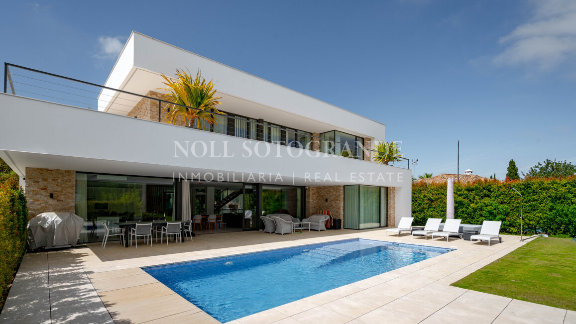 Villa moderna de 5 dormitorios en Sotogrande Costa con piscina disponible para alquiler vacacional