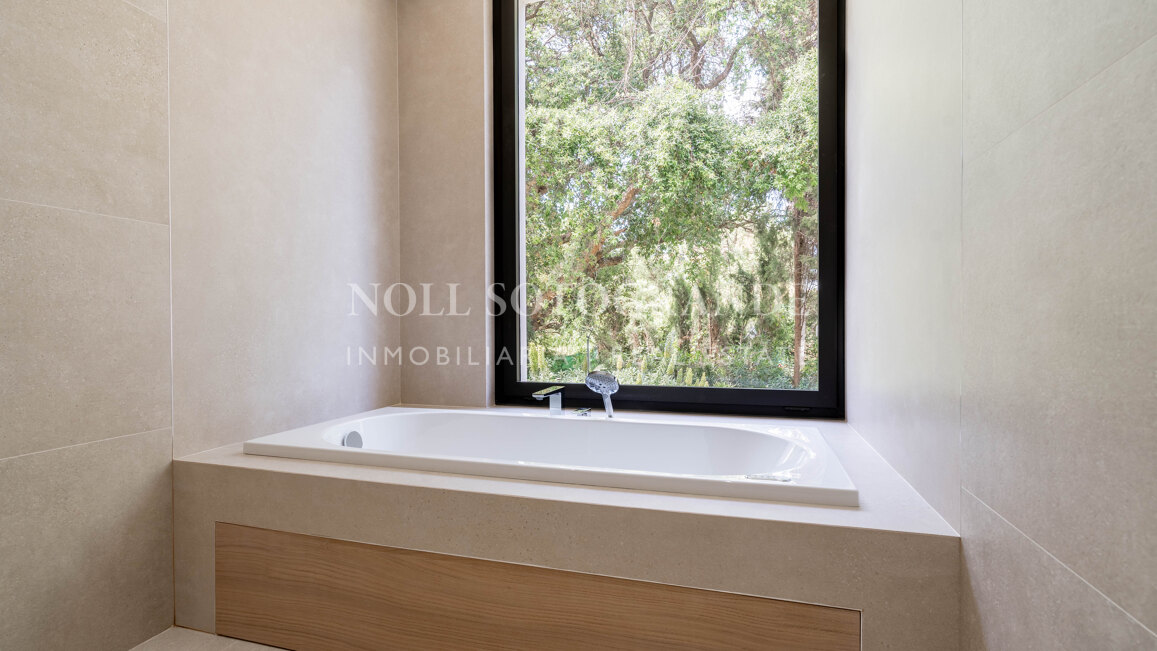 Villa moderna de 5 dormitorios en Sotogrande Costa con piscina disponible para alquiler vacacional