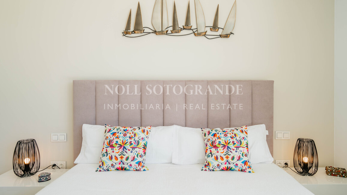 Villa moderna de 5 dormitorios en Sotogrande Costa con piscina disponible para alquiler vacacional