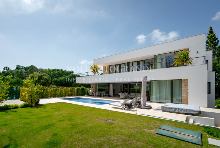 Villa moderna de 5 dormitorios en Sotogrande Costa con piscina disponible para alquiler vacacional