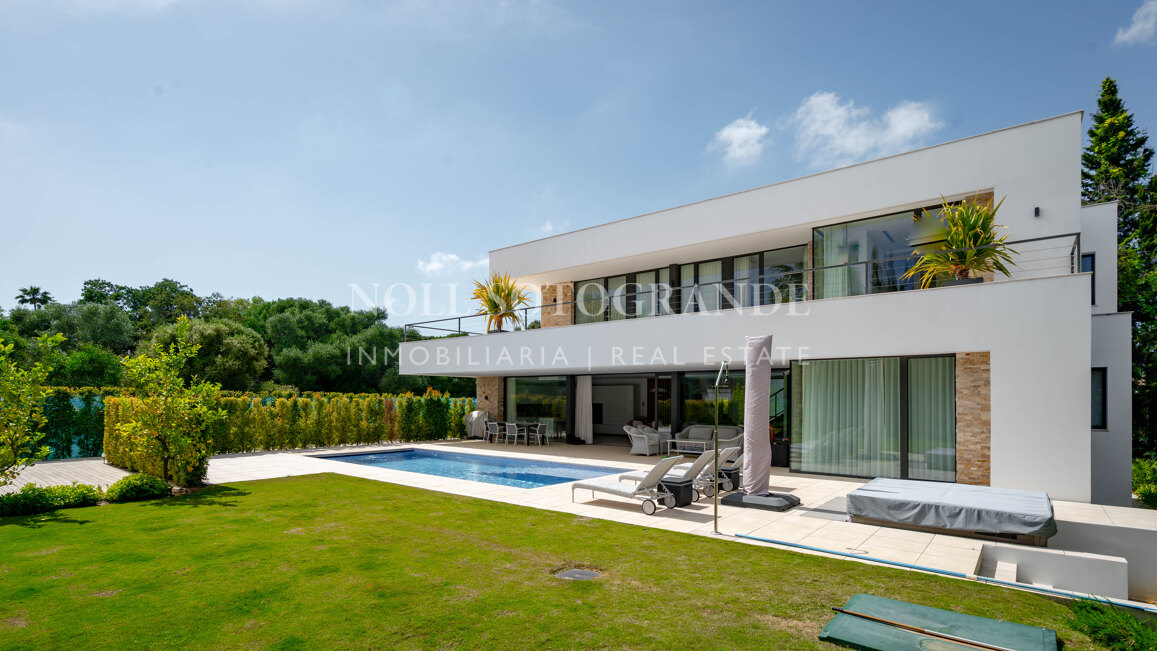 Villa moderna de 5 dormitorios en Sotogrande Costa con piscina disponible para alquiler vacacional