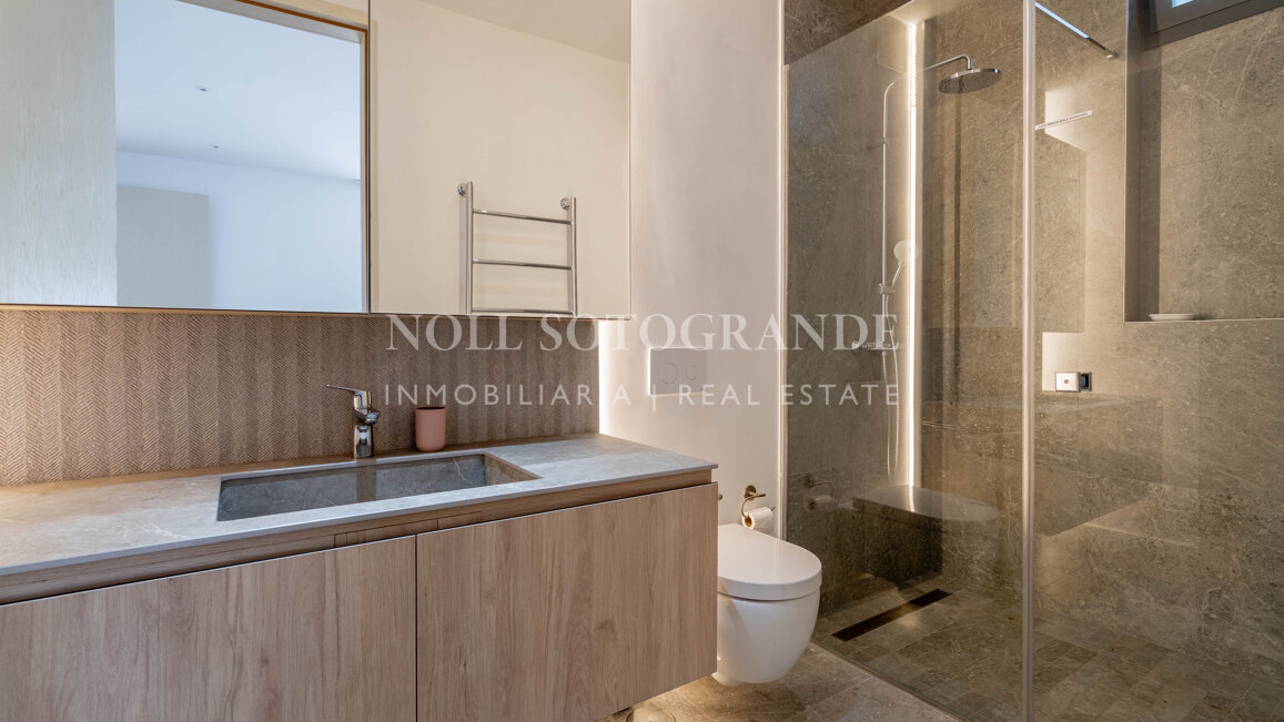 Villa moderna de 5 dormitorios en Sotogrande Costa con piscina disponible para alquiler vacacional