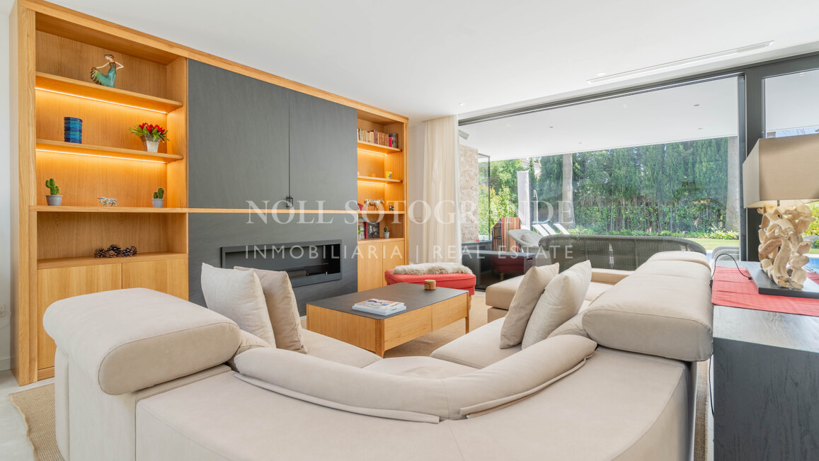 Villa moderna de 5 dormitorios en Sotogrande Costa con piscina disponible para alquiler vacacional