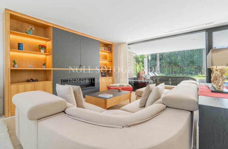 Villa moderna de 5 dormitorios en Sotogrande Costa con piscina disponible para alquiler vacacional