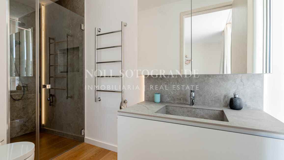 Villa moderna de 5 dormitorios en Sotogrande Costa con piscina disponible para alquiler vacacional
