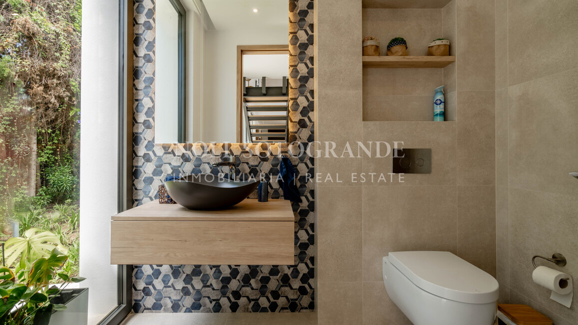 Villa moderna de 5 dormitorios en Sotogrande Costa con piscina disponible para alquiler vacacional