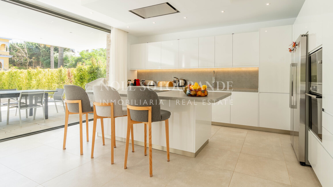 Villa moderna de 5 dormitorios en Sotogrande Costa con piscina disponible para alquiler vacacional