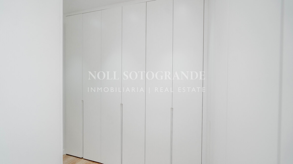 Villa moderna de 5 dormitorios en Sotogrande Costa con piscina disponible para alquiler vacacional