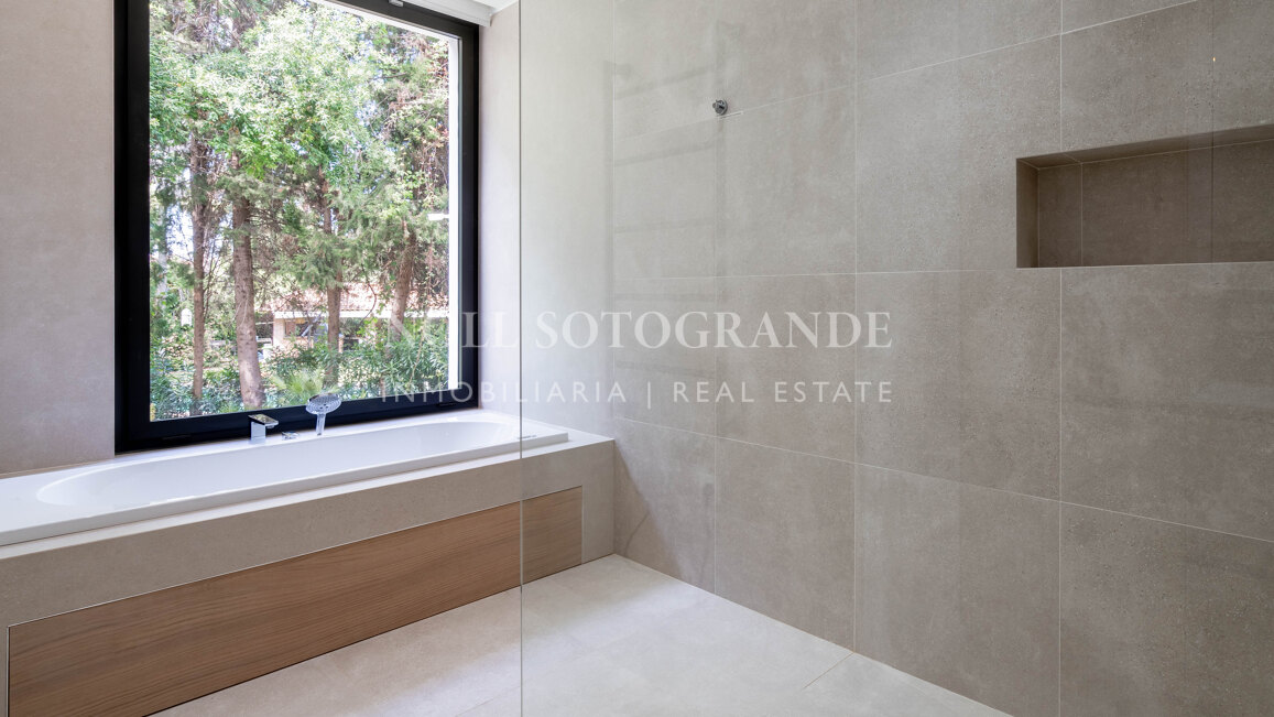 Villa moderna de 5 dormitorios en Sotogrande Costa con piscina disponible para alquiler vacacional