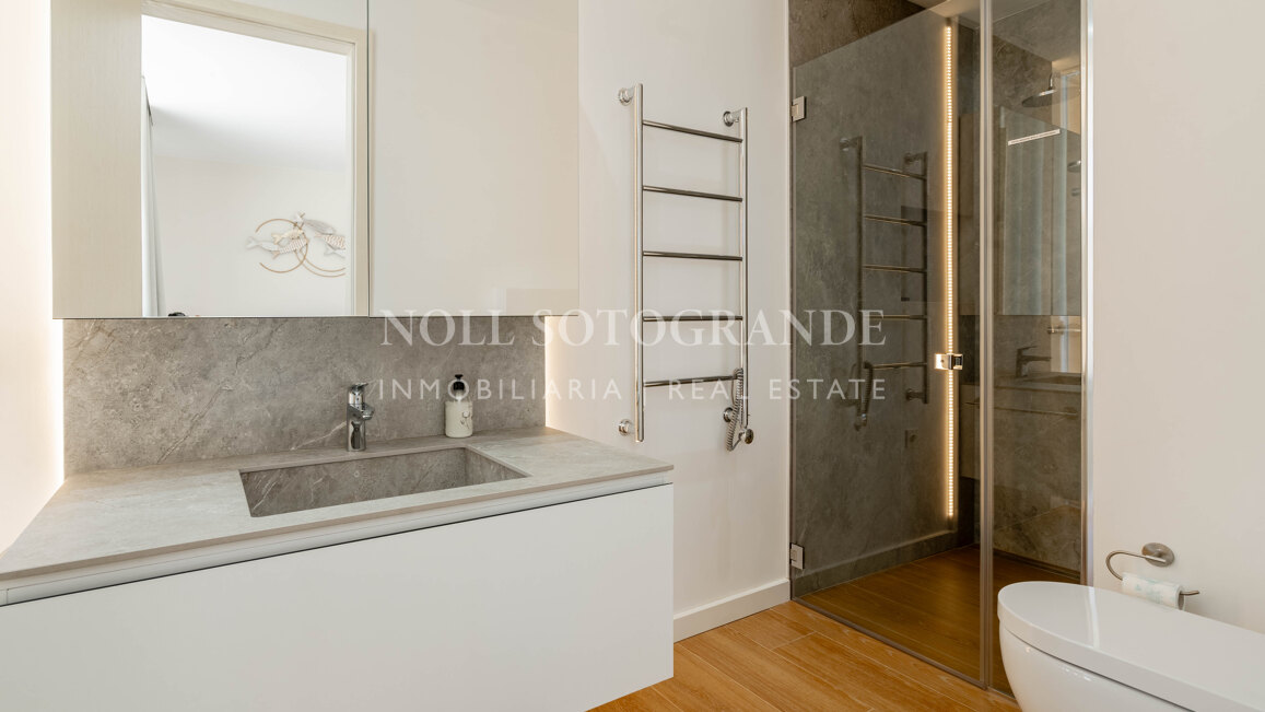 Villa moderna de 5 dormitorios en Sotogrande Costa con piscina disponible para alquiler vacacional