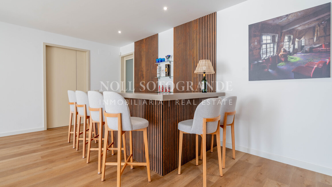 Villa moderna de 5 dormitorios en Sotogrande Costa con piscina disponible para alquiler vacacional