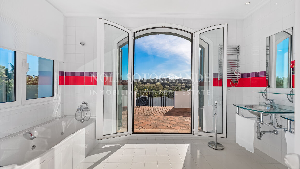 Andalusische Villa in Zone F, Sotogrande Alto, nahe Valderrama