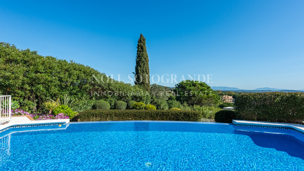 Charming Family Villa with Spectacular Panoramic Views – Sotogrande Alto